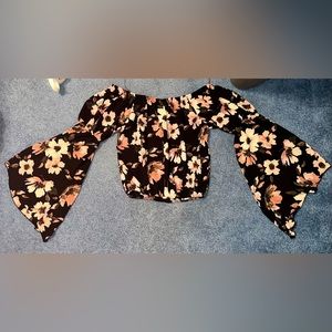 Women’s Topia Small Floral Top w| Wide Sleeves - *NEVER WORN*